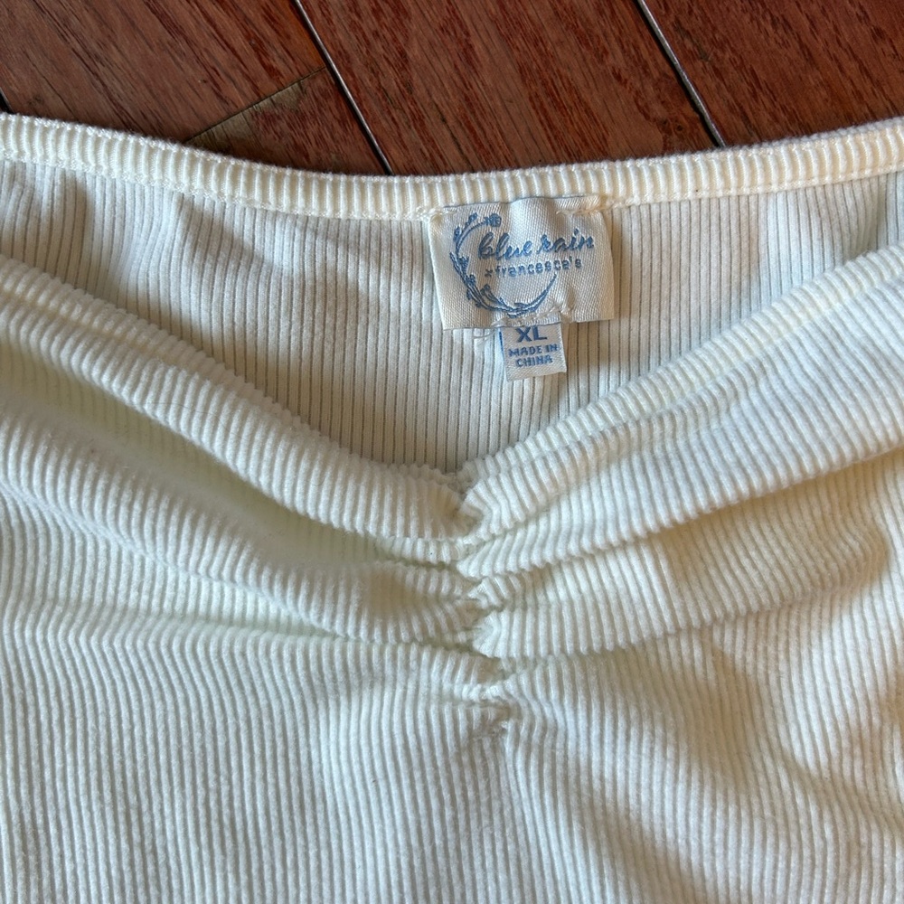 White top 🤍 - Picture 4 of 4